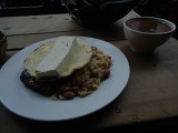 Desayuno antioqueño: calentao, huevos, arepa paisa, carne, queso y chocolate. Apenas pa un ciclista