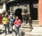 Visita a Patan (Katmandu). Foto templo del Buda de Oro. Lolo Gonzalez, Juanito Oiarzabal y Juanjo Garra (de izquierda a derecha)