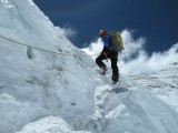 Lolo enra en la rimal­la de la pared del Lhots­e 