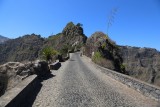 El camino de las montañas en Santo Antao se abre entre precipicios.