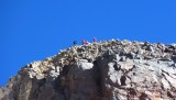 Los chicos en la cumbre.. el morro de roca que se levanta sobre el crater