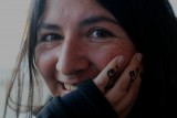 Fabiola luciendo sus tatuajes de henna