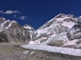 La cumbre del Everest como telón de fondo de nuestro campamento.