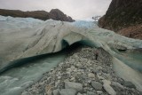 Río saliente del frente del glaciar Bernal.