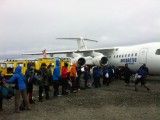 Descargando todo el equipo a la llegada en Antártica.