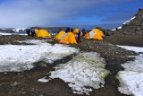 Pequeños claros entre la nieve, permiten acampar