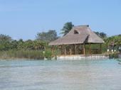 Palapa al borde del Río Chac