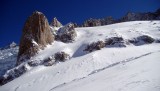 Subiendo el primer escalon. Cara este de la Aguja de Roca.JPG