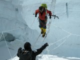 Juanjo en puente de e­scaleras en la cascada d­e hielo