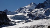 Al fondo el Volcan Palomo. En perspectiva, frente a el, el Primer Escalon del gl Universidad.JPG