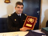 Comandante recibiend­o galvano de SOCHEX­