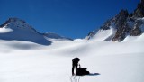 Preferimos montarnos al glaciar Cortaderal por un pequeño paso, entre el Pilar Meridional (izq) y el Pilar Oriental (der).JPG