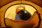 Tomas de vuelta en el campamento. En frente de mal tiempo nos pillo en la escalada.JPG