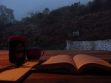 disfrutando un buen libro y un delicioso café mientras cuido el hotel