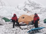 Campamento Base con un poco de nieve fresca