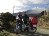 Con Leo y al fondo el volcan echando humo