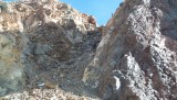Canalón de rocas que hay que subir para tomar la escalada que lleva a la cumbre, aca están los chicos de vuelta.