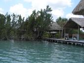 Palapas en el balneario a la entrada de los Canales del Norte