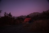 Últimas luces del día en el campamento Bernal.