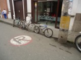 Prohibido parquear carros, la cicla no ocupa nada de espacio :P