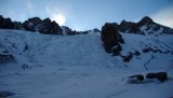 Cascada de seracs del Gl. Mañke. De izquierda a derecha  Torre Sur, Central y Norte del Brujo, Portillo y Alto de los Arrieros. En primer plano Aguja de Roca, innominado y Corona del Diablo..JPG