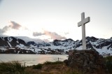 Cross erected by Shackle­­ton's team­­, King Edward Point