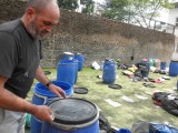 Organizando los bidones en la agencia Thanseku,  contienen el material personal y de escalada que nos acompañaran a lo largo de los 9 dias de treking hasta el campo base.