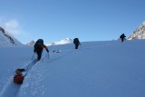 Terminando el primer escalon. Llegando a la rampa superior. Aparece nuevamente el volcan Palomo, y la primera vista del Pilar Occidental.JPG