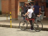 En La Ceja, señora con s­u niño en cicla­