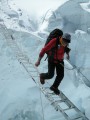 Juanito pasando puent­e de escaleras­