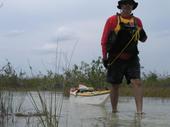 Caminando entre los Canales del Norte y deslizando el kayak sobre una película de agua de menos de un palmo de profundidad