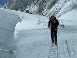Juanito en puente de ­4 tramos de escalera en ­la cascada