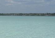 Construcciones al borde de la Laguna de Bacalar